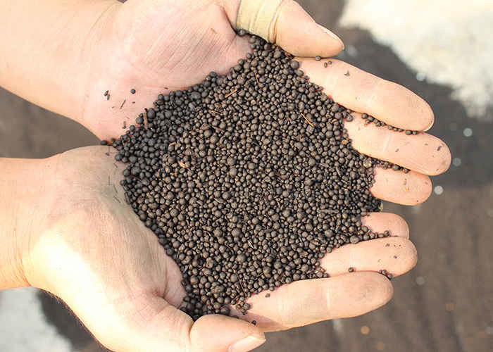 دانه دارنده کود دانه دار کردن زباله های ارگانیک از جمله گرد و غبار خرما کود شیر باقیمانده های گیاهی و سویه های میکروبی